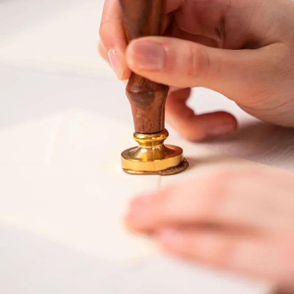 Cum torni sigilii de ceară (dacă nu ai mai făcut asta niciodată)