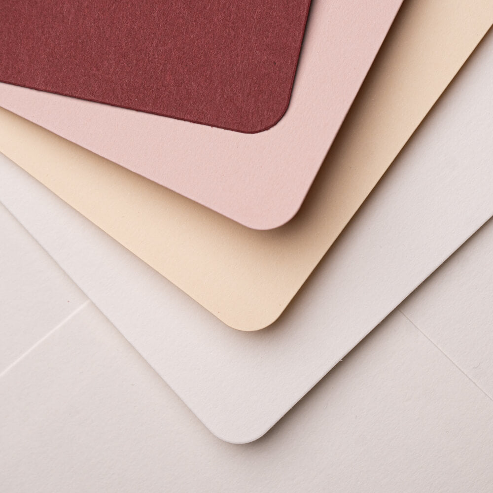 5 motive pentru care plicurile de nuntă gata făcute sunt alegerea ideală pentru invitațiile tale - Artizaar.ro