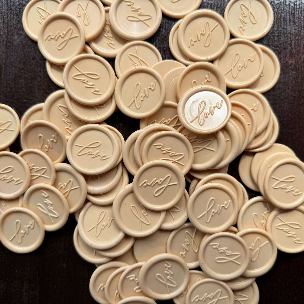 Set 100 sigilii ceara, crem vanilie, model "love"