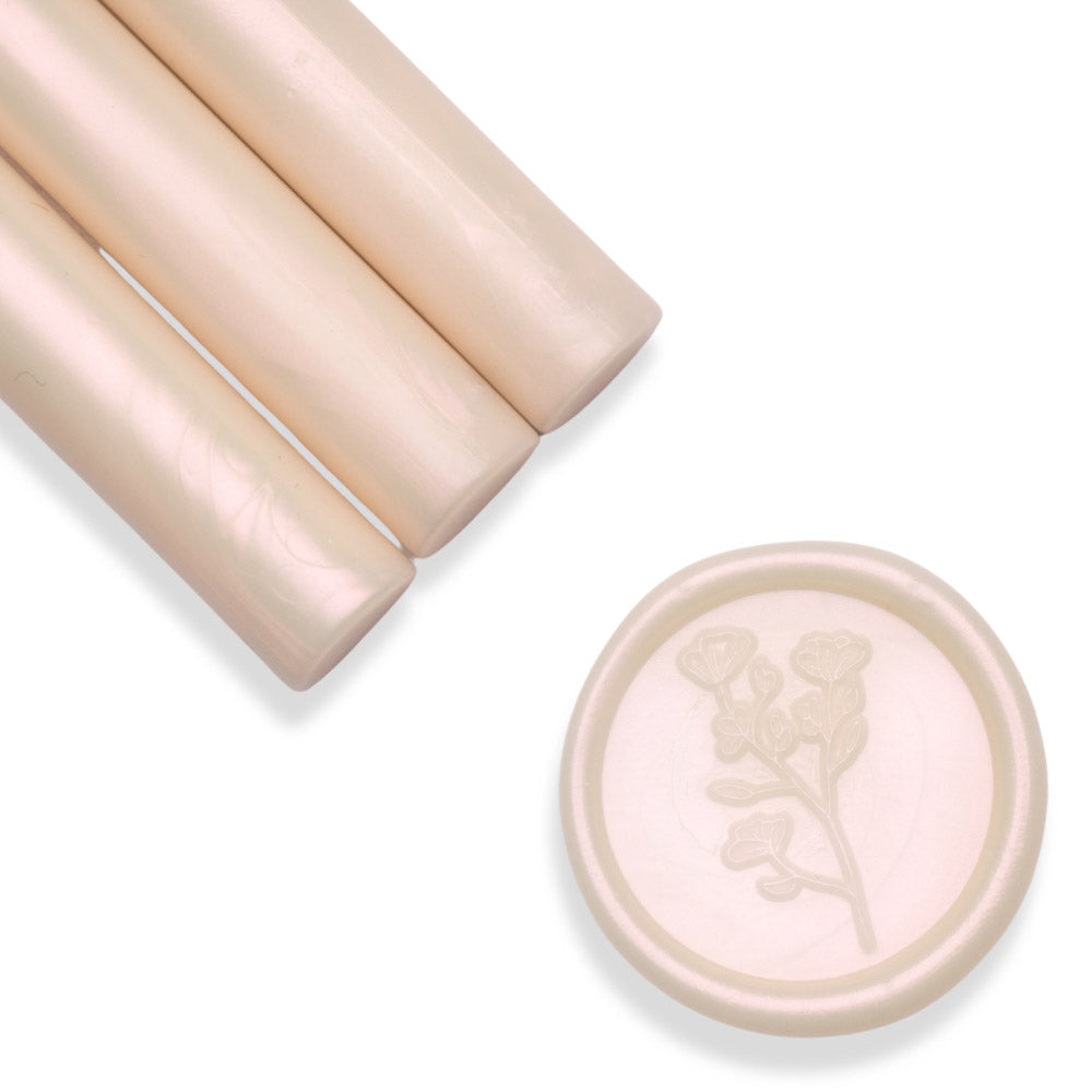 Baton ceara, alb pudrat cu reflexie roz, 1.1 x 13 cm, ceara pentru sigilii