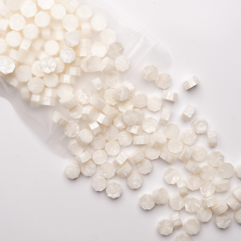 Beads ceara, alb sidefat, granule ceara pentru sigilii
