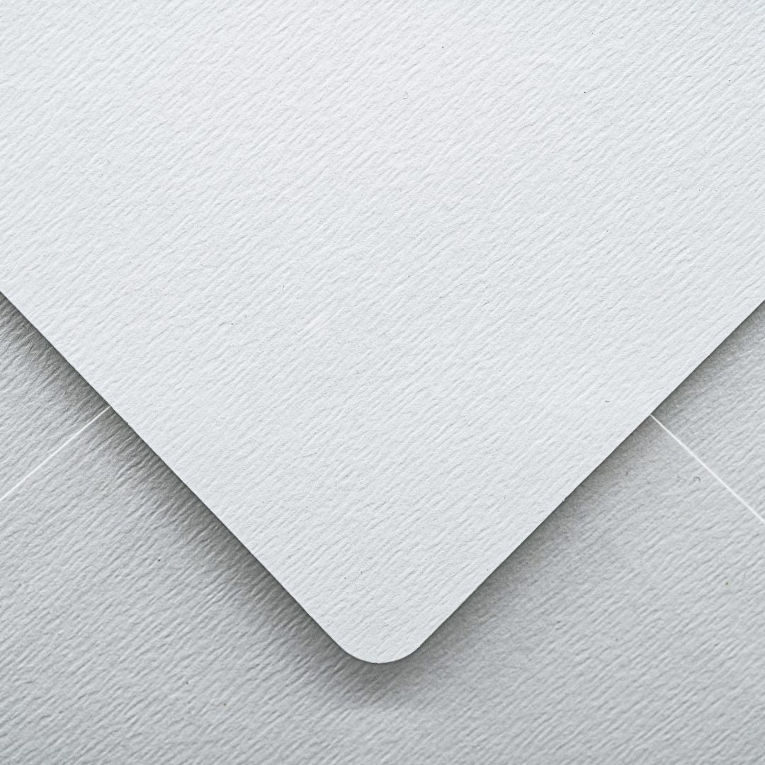 Plic I8, alb texturat, textura soft wave, 133x184 mm, pentru invitatii